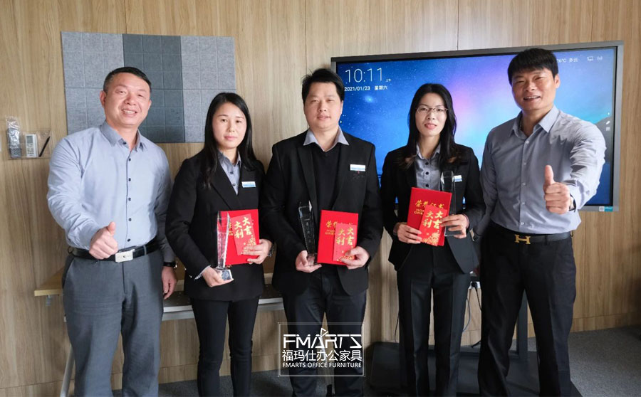 鄧總、周總為銷售最佳新人頒獎